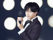 テレビCM「パーフェクトワン 薬用リンクルストレッチジェル『プレゼンテーション篇』」に出演する中島健人（Sexy Zone）。