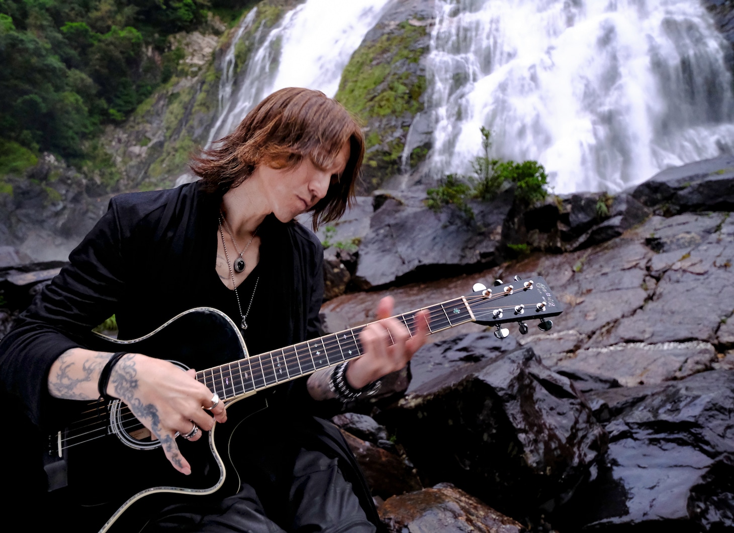 SUGIZO（Photo by Tatsuo Hata）