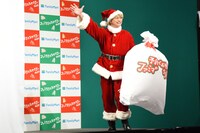 サンタクロースの格好で登場した香取慎吾。