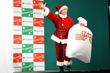 サンタクロースの格好で登場した香取慎吾。