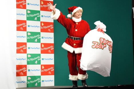 サンタクロースの格好で登場した香取慎吾。
