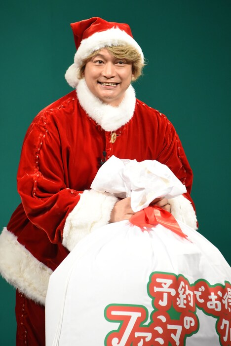 プレゼントの袋を開ける香取慎吾。