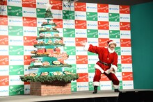 「ファミクリツリー」を披露する香取慎吾。