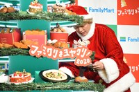 「ファミクリツリー」からケーキを運ぶ香取慎吾。