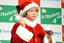 ケーキを味わう香取慎吾。