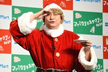 報道陣を見る香取慎吾。