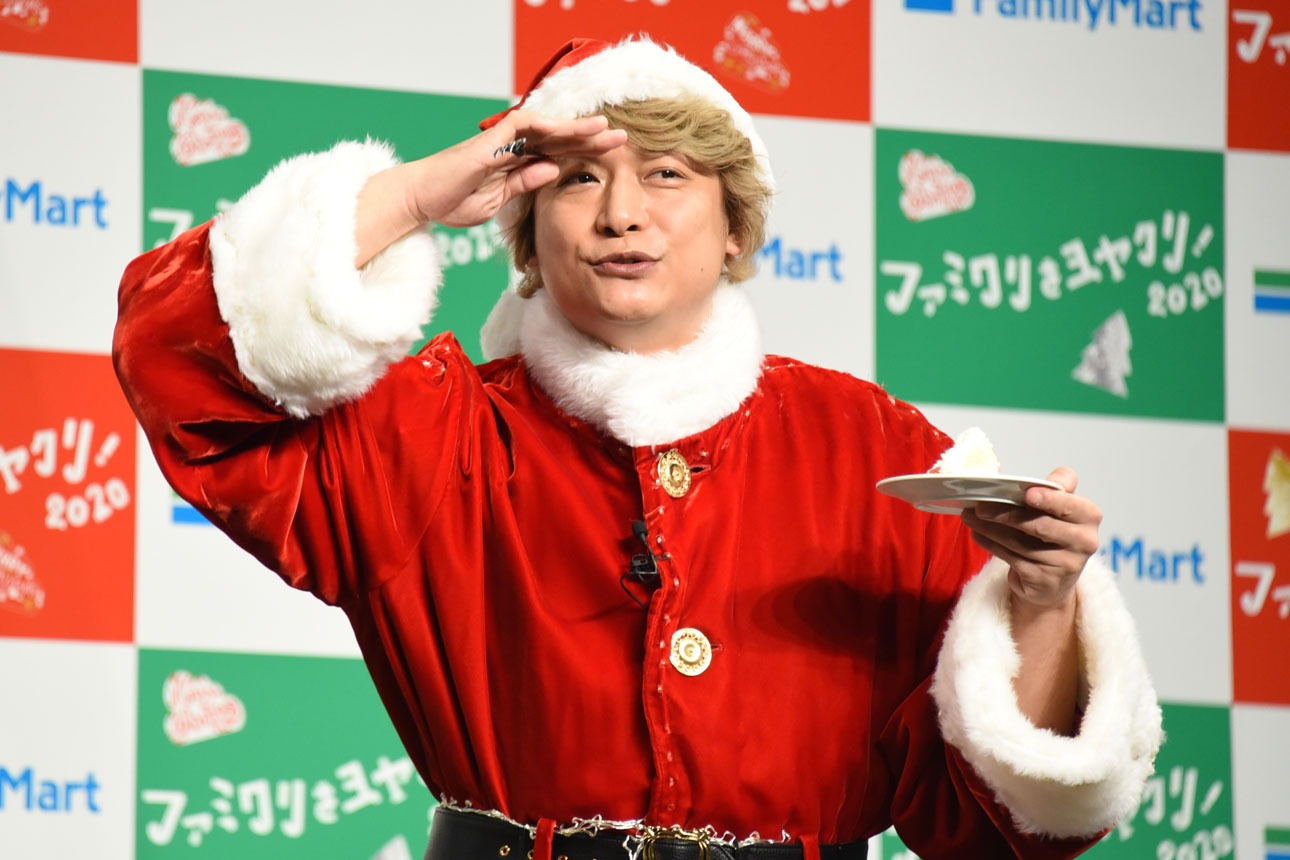 報道陣を見る香取慎吾。