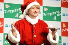 報道陣の「おいしそう」な表情をマネする香取慎吾。