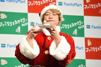 ケーキを眺める香取慎吾。