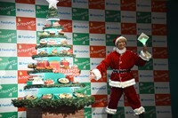 「ファミクリツリー」を点灯させた香取慎吾。