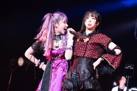 左からもとちか襲、如月愛海。（撮影：関上貴也）