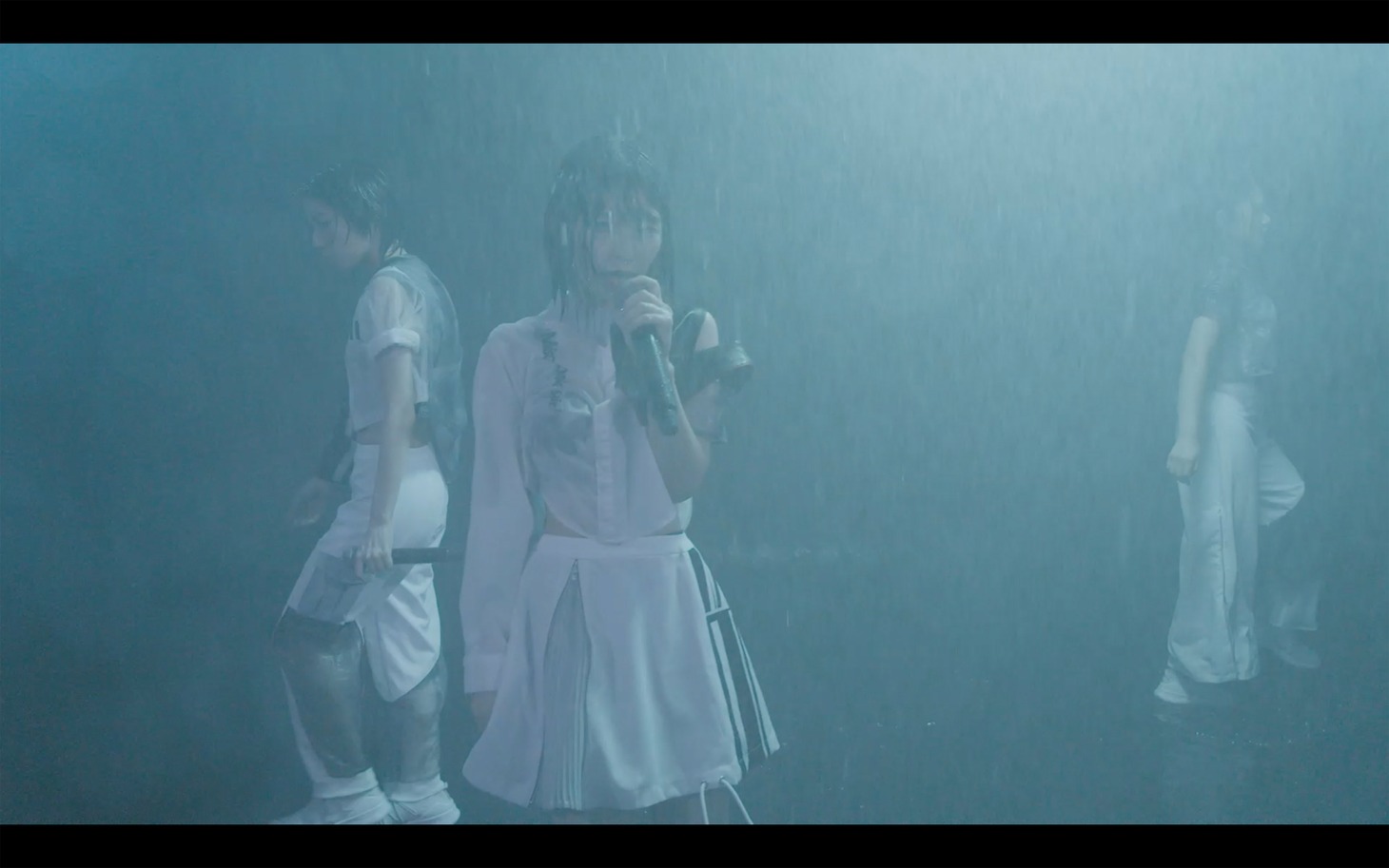 「snow irony」配信映像のワンシーン。