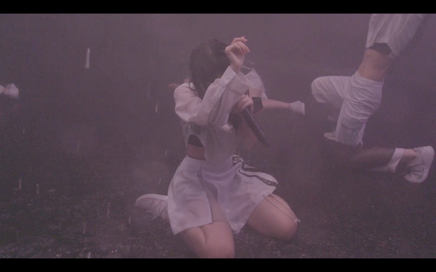 「狭い物語」配信映像のワンシーン。