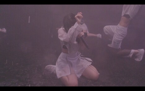 「狭い物語」配信映像のワンシーン。