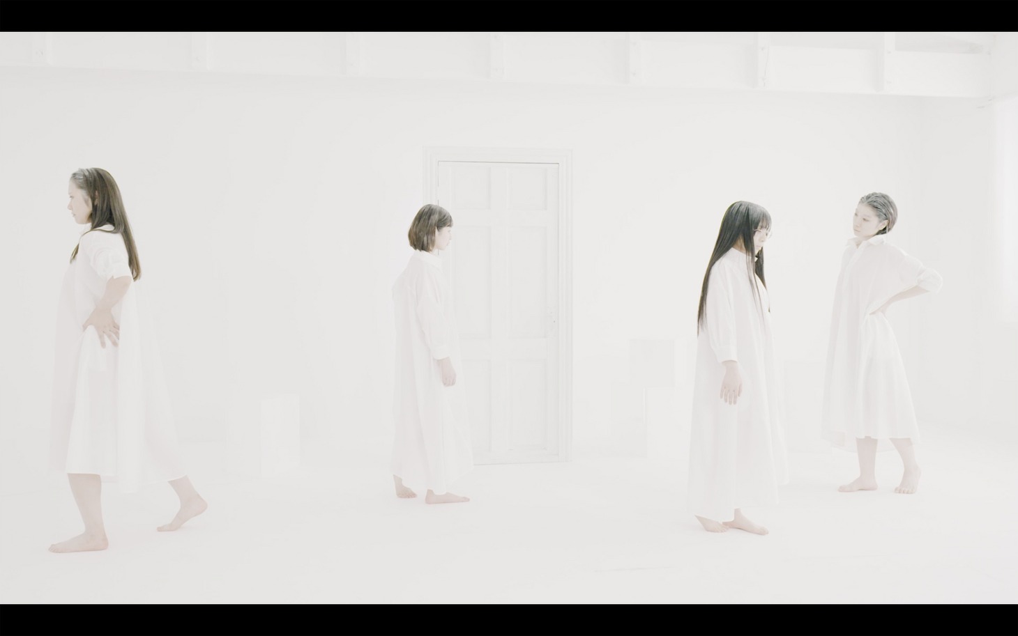 「闇色の朝」配信映像のワンシーン。