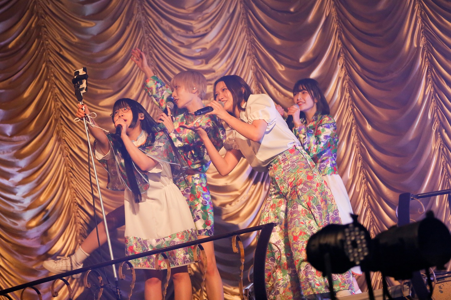 「夢の中へ」を歌うMaison book girl。