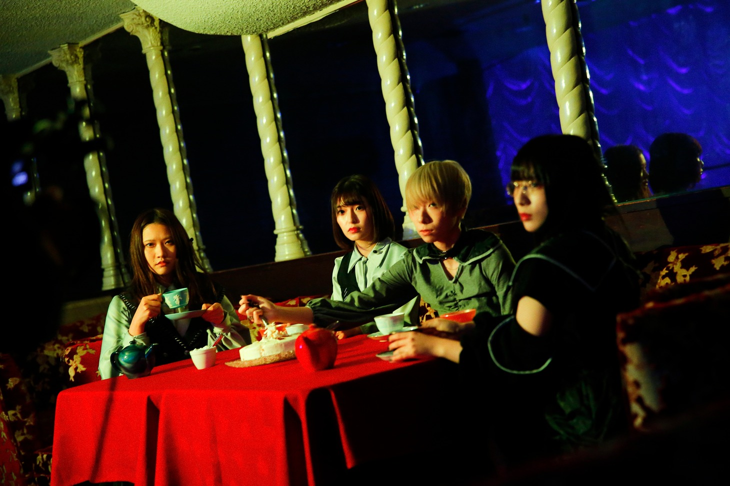 「NOW OFF AIR! presents Maison book girl 6irthday LIVE」配信映像より。