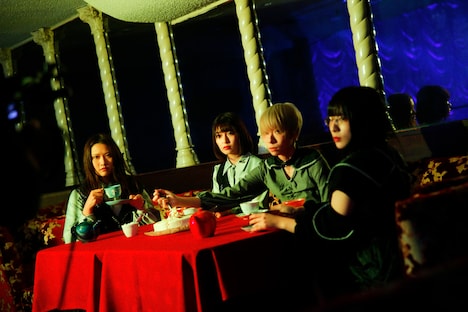 「NOW OFF AIR! presents Maison book girl 6irthday LIVE」配信映像より。