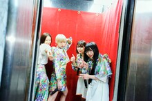 ライブを終えてエレベーターに乗り込むMaison book girl。