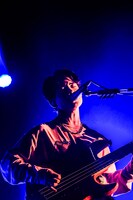 三原康司（B, Vo）（撮影：渡邉一生）