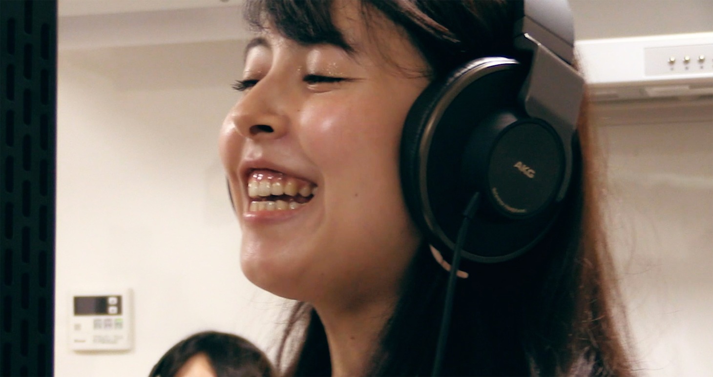 のんとも。M「明日があるさ」ミュージックビデオより。