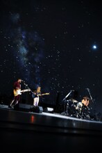リーガルリリー「真夜中のプラネタリウム‐Midnight Planetarium Live‐×リーガルリリー『bedtime story』」の様子。（撮影：青木柊野）
