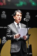 マガジンハウスの代表として挨拶に立った、取締役の鉄尾周一氏。