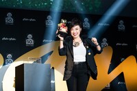 トロフィーを手にした松任谷由実。