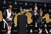 松任谷由実（右）は「この先何かいいことがあったら、このパンダの目をマジックで黒く塗って……」とトロフィーをだるま扱いし、MCの中井美穂（左）を苦笑させた。