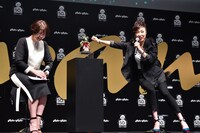 松任谷由実（右）は「この先何かいいことがあったら、このパンダの目をマジックで黒く塗って……」とトロフィーをだるま扱いし、MCの中井美穂（左）を苦笑させた。