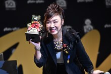 トロフィーを手にした松任谷由実。