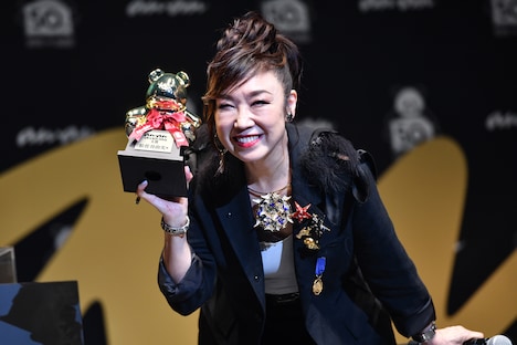 トロフィーを手にした松任谷由実。