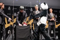 左から田中樹、ジェシー（SixTONES）、ラウール、岩本照（Snow Man）。ジェシーはトロフィーではなく運んできた“ananパンダ”に手を伸ばし、田中から突っ込まれる事態に。