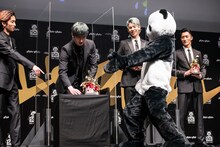 左から田中樹、ジェシー（SixTONES）、ラウール、岩本照（Snow Man）。ジェシーはトロフィーではなく運んできた“ananパンダ”に手を伸ばし、田中から突っ込まれる事態に。