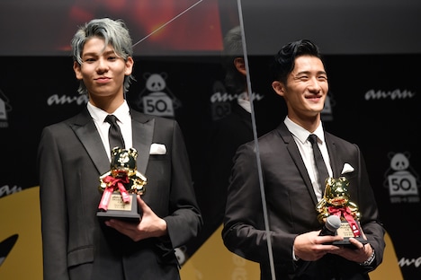 左からラウール、岩本照（Snow Man）。