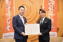 左から三日月大造・滋賀県知事、西川貴教。