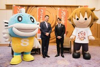 左から滋賀県イメージキャラクターのキャッフィー、三日月大造・滋賀県知事、西川貴教、西川のマスコットキャラクター・タボくん。