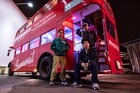 PUNPEEが仲間たちとロンドンバスで慰安旅行
