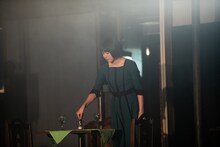 キャンドルに火を灯すMegu。