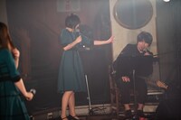 “キューブ”を渡そうするMeguと、「元ネタがわからない」と返す設楽博臣。