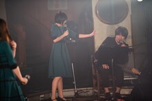 “キューブ”を渡そうするMeguと、「元ネタがわからない」と返す設楽博臣。