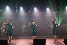 画面越しのファンに手を振るNegicco。