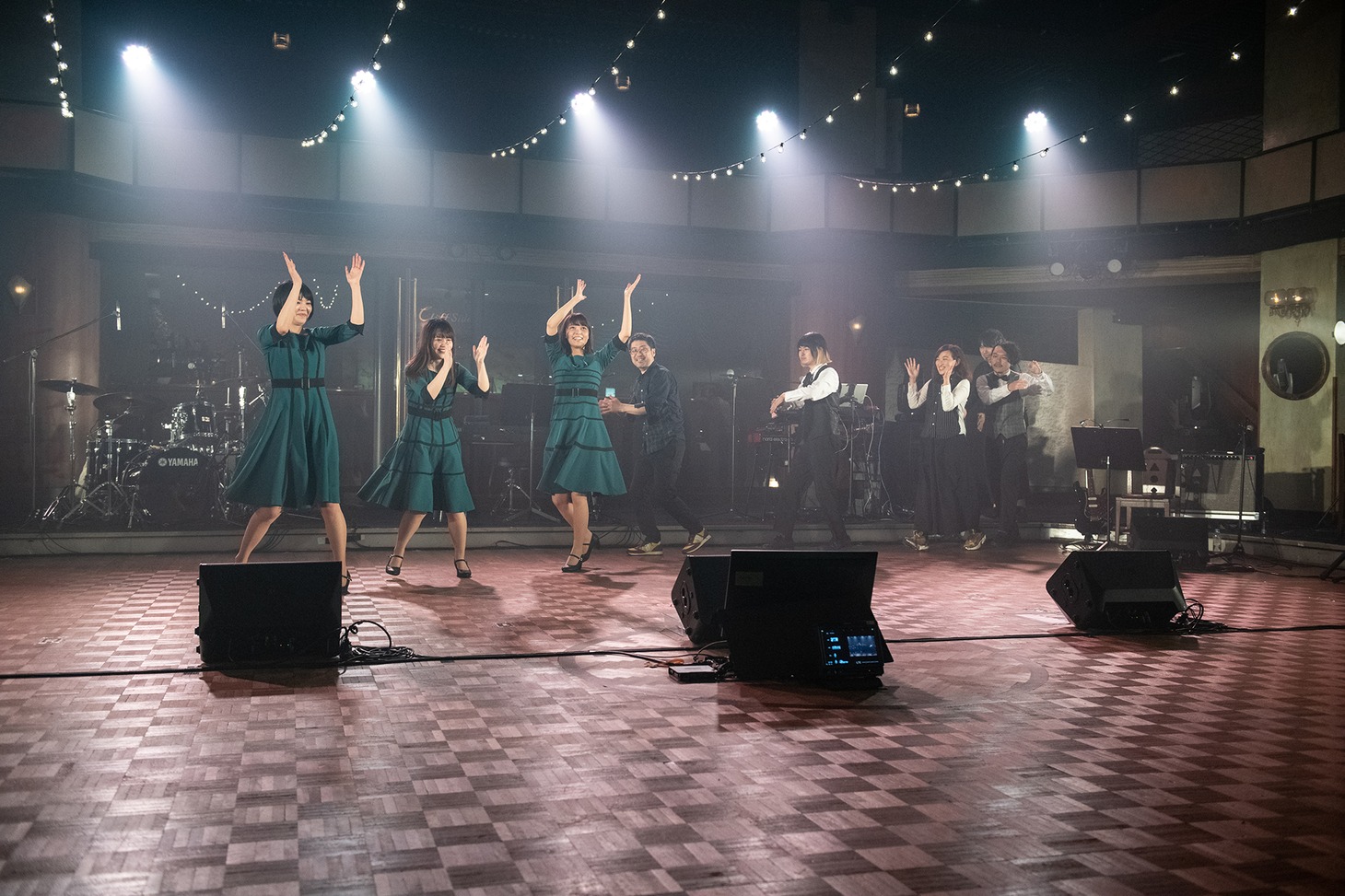 エンドロールで踊るNegiccoとバンドメンバー。