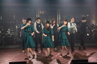 エンドロールで踊るNegiccoとバンドメンバー。