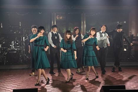 エンドロールで踊るNegiccoとバンドメンバー。