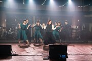 エンドロールで踊るNegiccoとバンドメンバー。