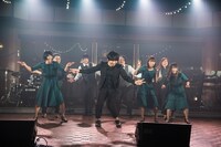 エンドロールで踊るNegiccoとバンドメンバー。