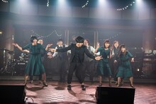 エンドロールで踊るNegiccoとバンドメンバー。