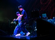 「BUDDY」で恒例のボックスを踏むBIMとPUNPEE。（Photo by Yohji Uchida）