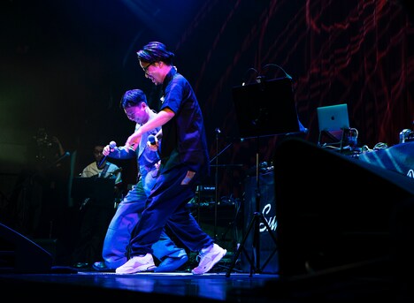 「BUDDY」で恒例のボックスを踏むBIMとPUNPEE。（Photo by Yohji Uchida）